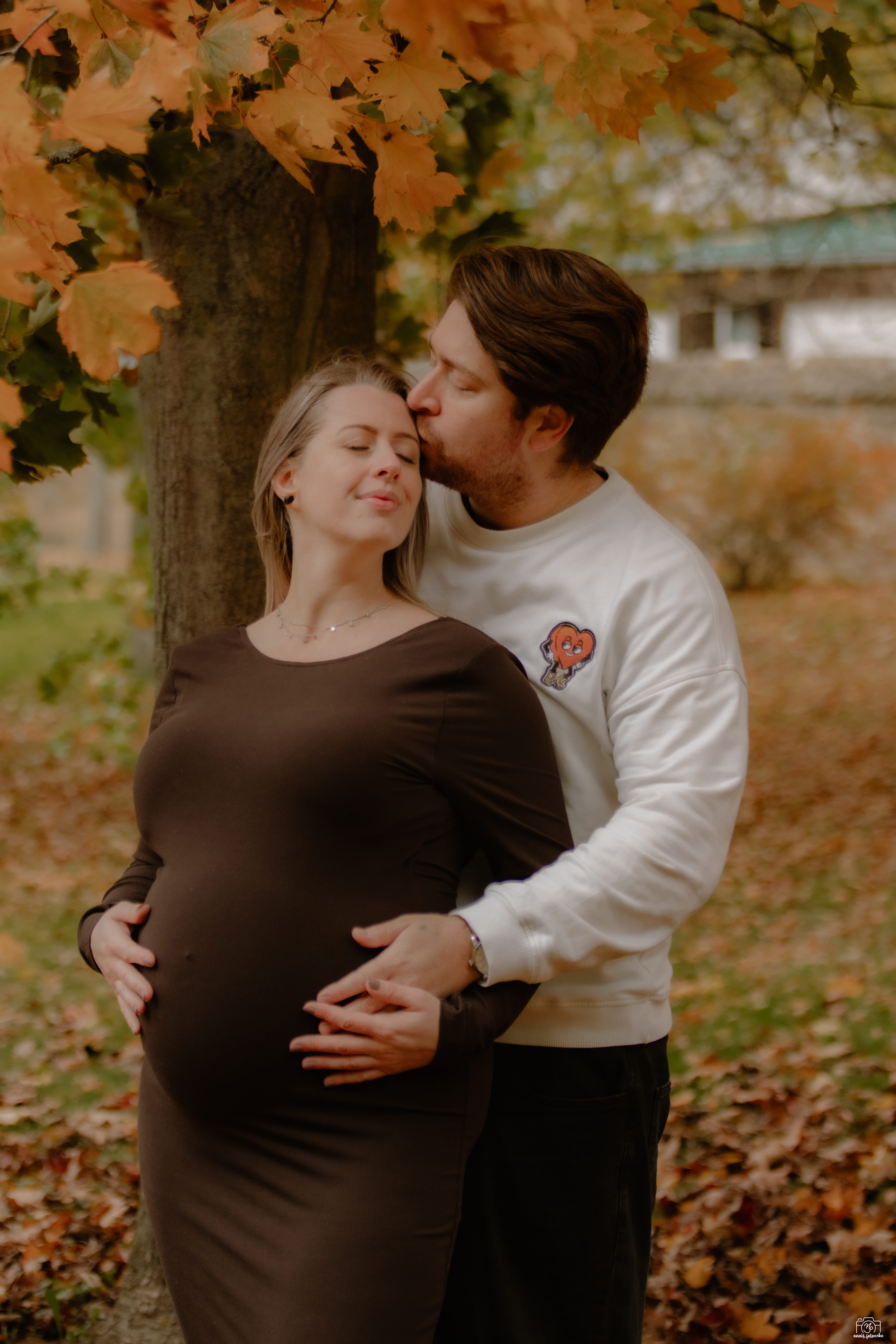 Zwei Personen in entspannter Arbeitsatmosphäre, Fokus auf Lernen