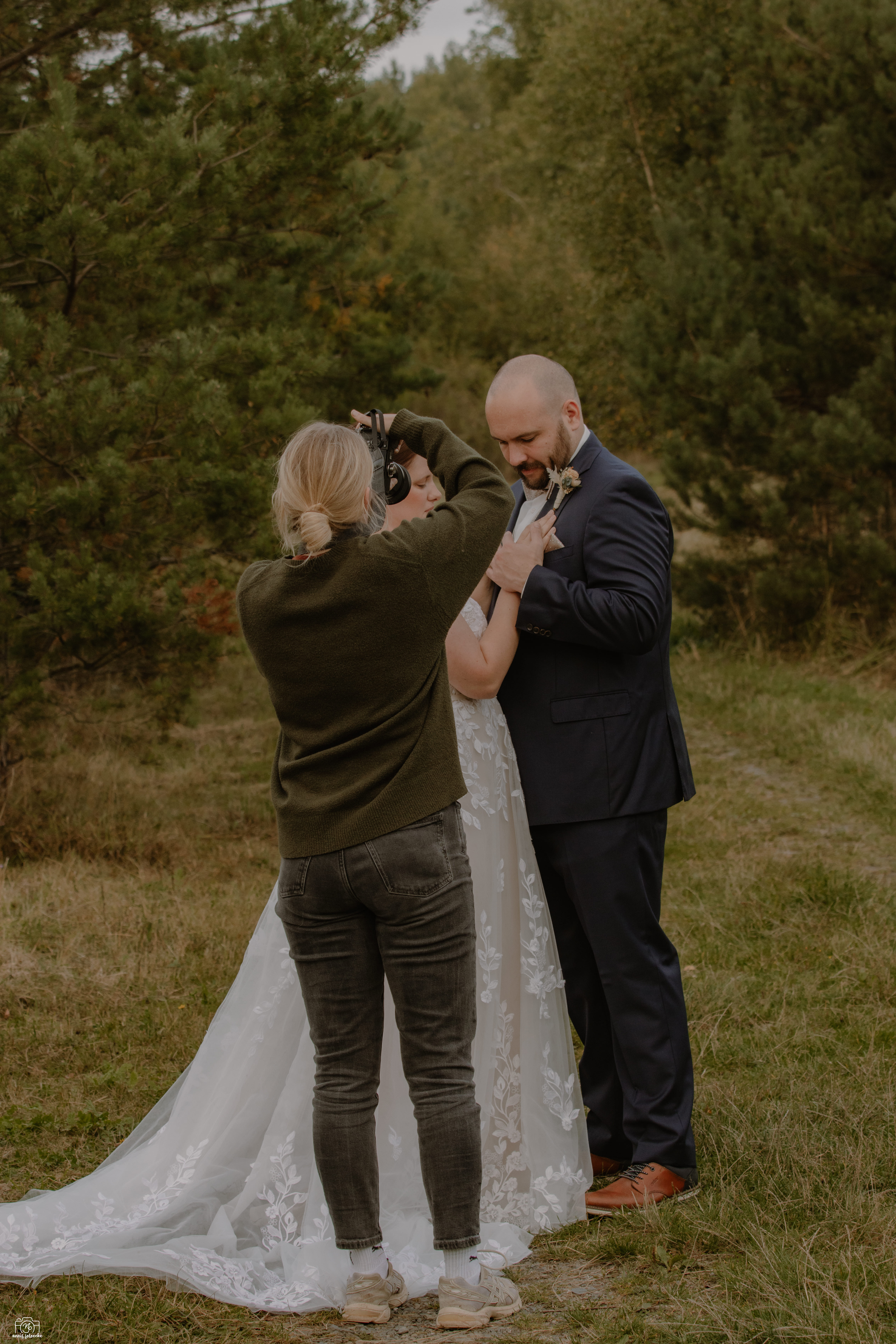Blick in die Rückschau: Bilder am Laptop gemeinsam betrachten
